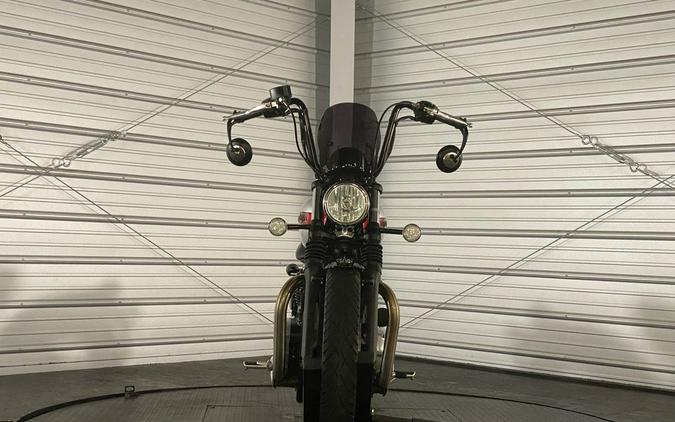 2018 Triumph Bonneville Bobber Cranberry Red / Frozen Silver