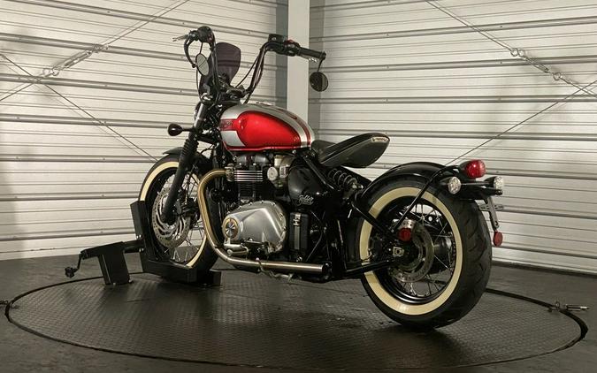 2018 Triumph Bonneville Bobber Cranberry Red / Frozen Silver