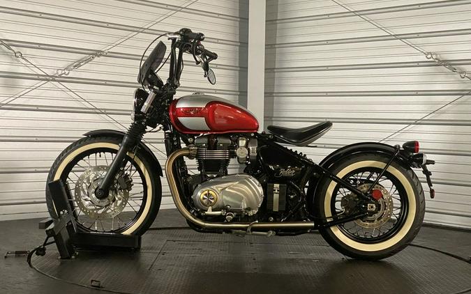 2018 Triumph Bonneville Bobber Cranberry Red / Frozen Silver