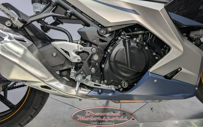 2023 Kawasaki Ninja 400 ABS Pearl Blizzard White/Metallic Carbo