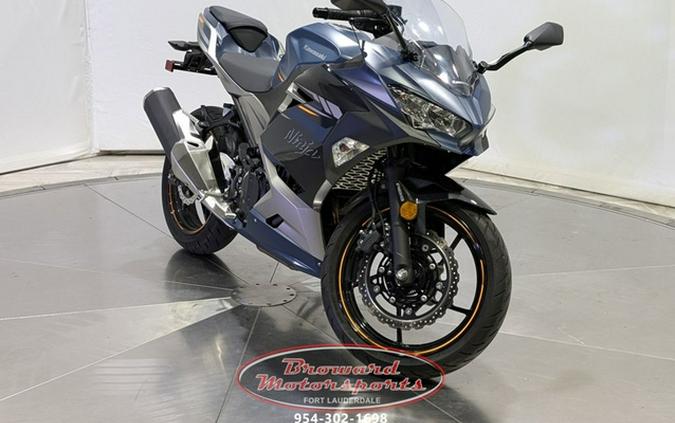 2023 Kawasaki Ninja 400 ABS Pearl Blizzard White/Metallic Carbo