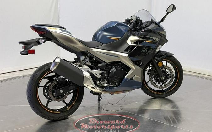 2023 Kawasaki Ninja 400 ABS Pearl Blizzard White/Metallic Carbo