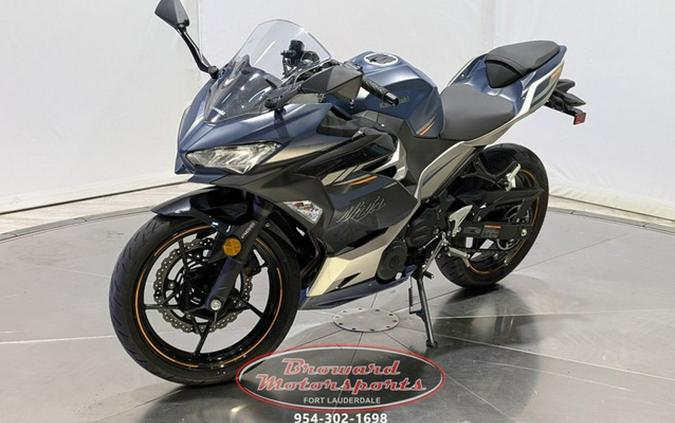 2023 Kawasaki Ninja 400 ABS Pearl Blizzard White/Metallic Carbo
