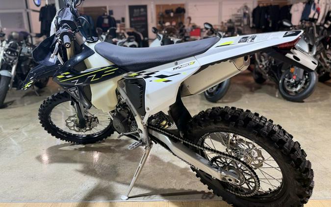 2026 Triumph TF 450-E Jet BlackPure White