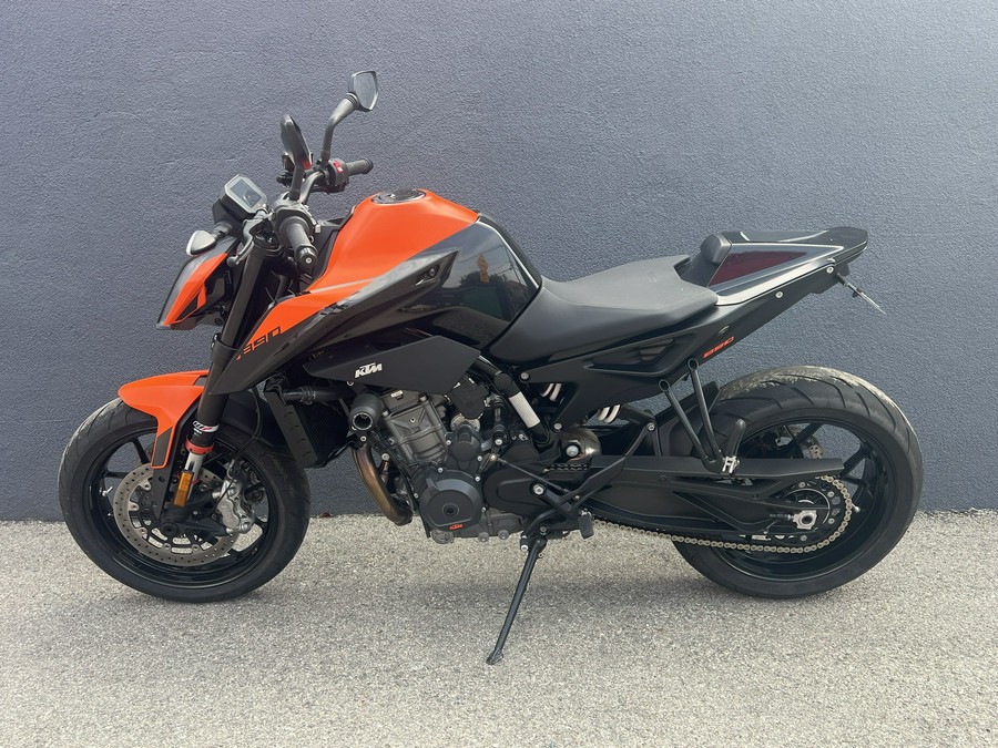 2022 KTM Duke 890 R