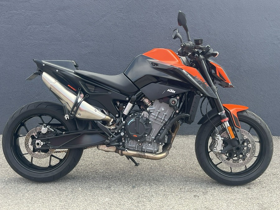 2022 KTM Duke 890 R