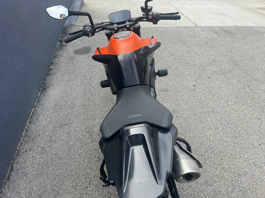 2022 KTM Duke 890 R