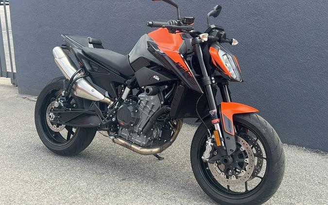 2022 KTM Duke 890 R