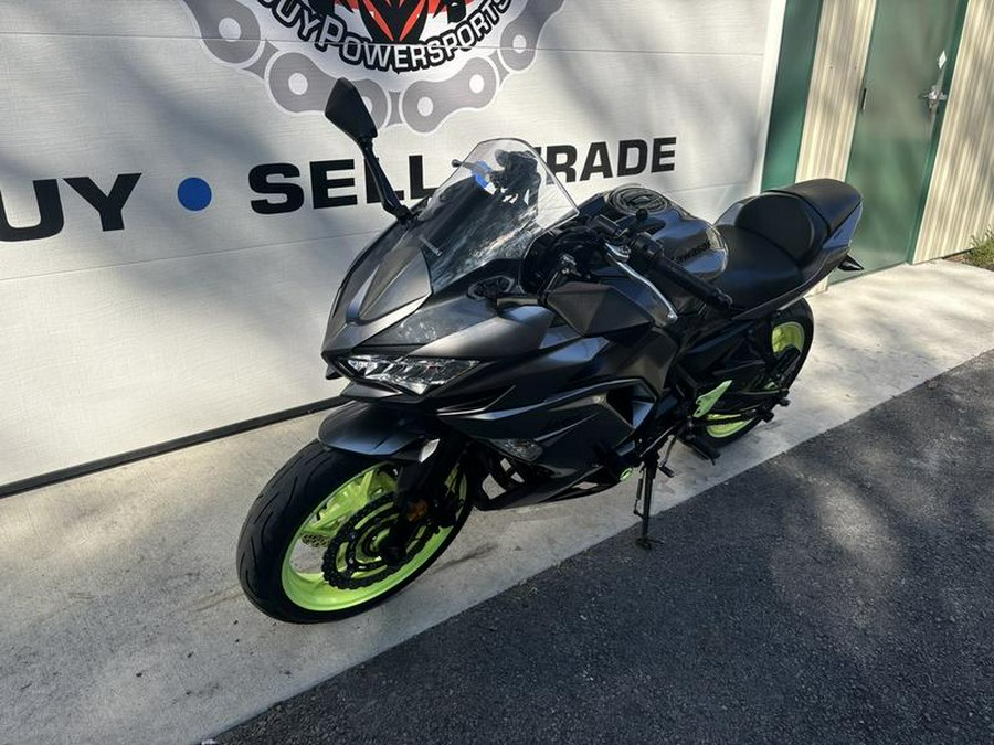 2021 Kawasaki Ninja® 650 ABS Metallic Graphite Gray/Metallic Spark Black