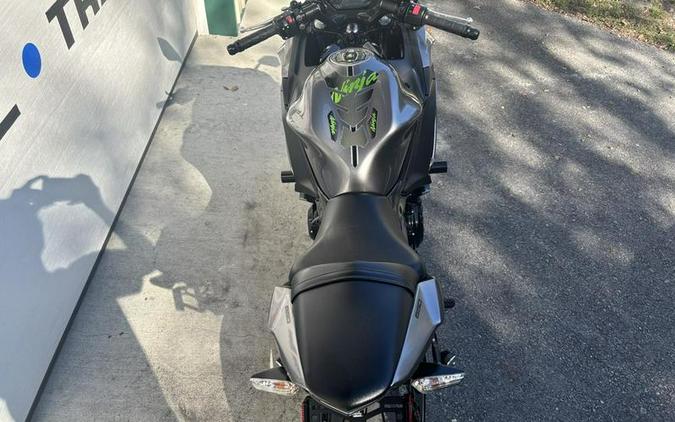 2021 Kawasaki Ninja® 650 ABS Metallic Graphite Gray/Metallic Spark Black