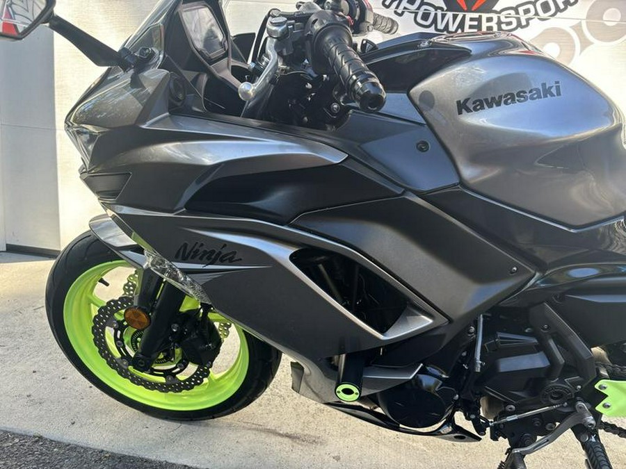 2021 Kawasaki Ninja® 650 ABS Metallic Graphite Gray/Metallic Spark Black