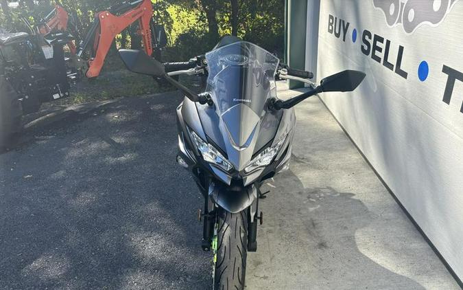 2021 Kawasaki Ninja® 650 ABS Metallic Graphite Gray/Metallic Spark Black