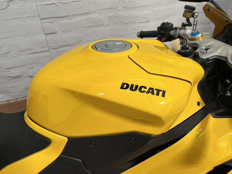 2026 Ducati PANIGALE V2S GIALLO