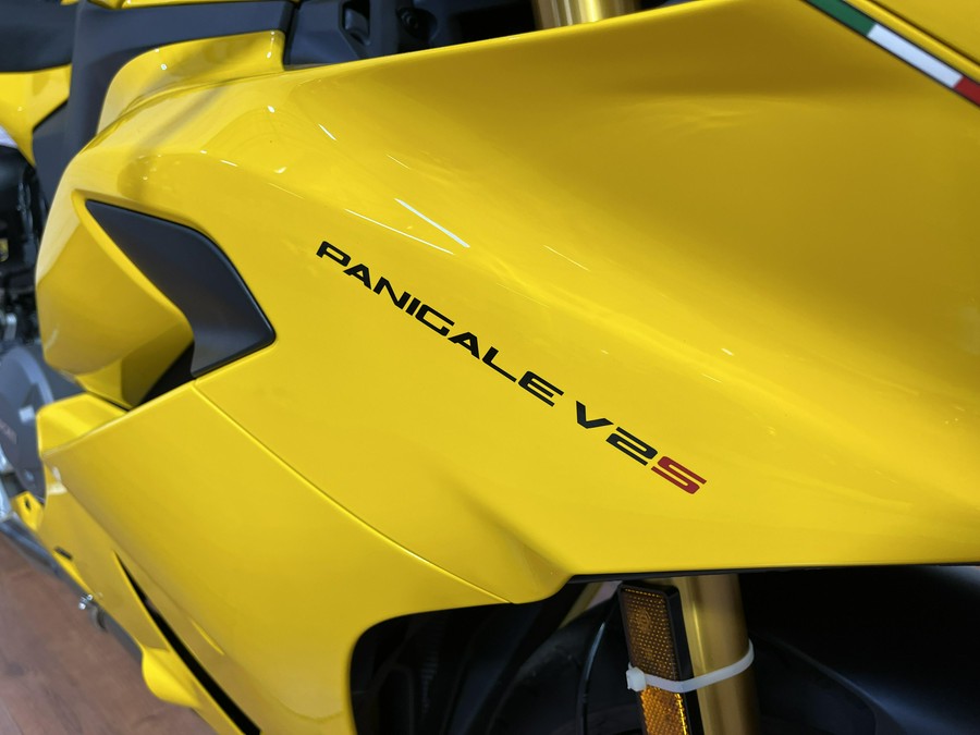 2026 Ducati PANIGALE V2S GIALLO