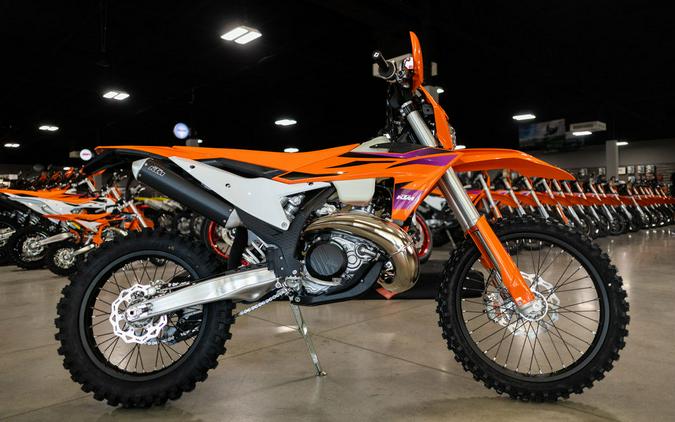 FIRST LOOK! KTM INTRODUCES 2024 KTM 300XC-W HARD-ENDURO MODEL