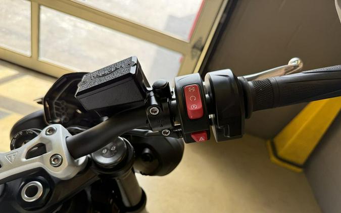 2024 Triumph ST REET TRIPLE R