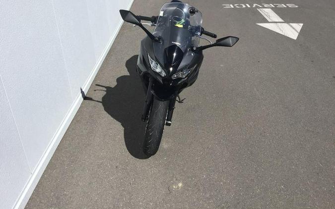 2024 Kawasaki Ninja® 650 Metallic Matte Graphenesteel Gray/Ebony