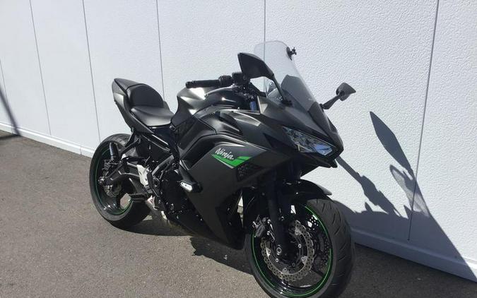 2024 Kawasaki Ninja® 650 Metallic Matte Graphenesteel Gray/Ebony