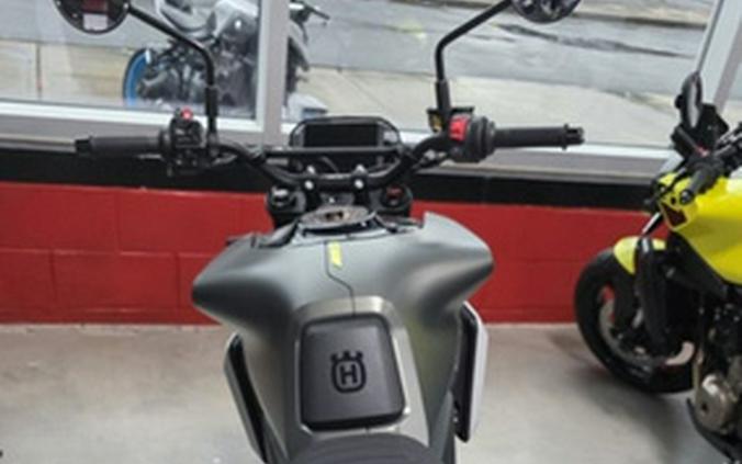 2027 Husqvarna SVARTPILEN 801 SE