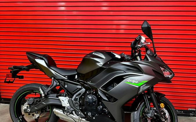 2024 Kawasaki Ninja® 650 Metallic Matte Graphenesteel Gray/Ebony