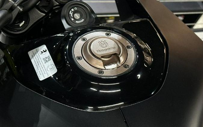 2025 Husqvarna Svartpilen 801