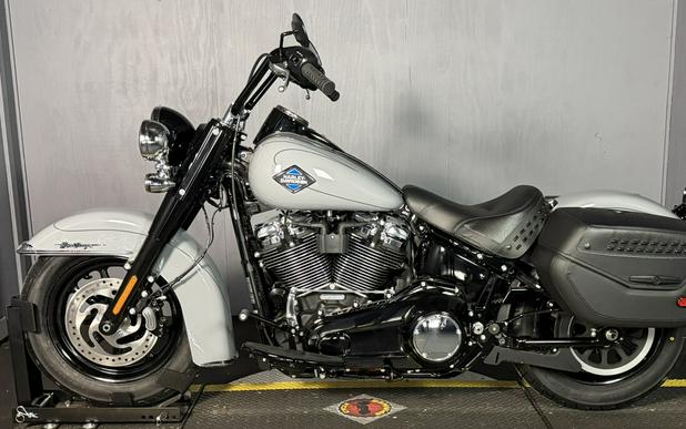 2026 Harley-Davidson® Heritage Classic® FLHC DRK BILIARD GRY