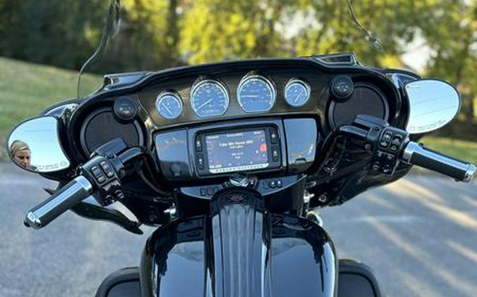 2017 Harley-Davidson® FLHXSE - CVO™ Street Glide®