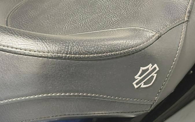 2017 Harley-Davidson® 1200 Custom Two-Tone Superior Blue/Billet Silver