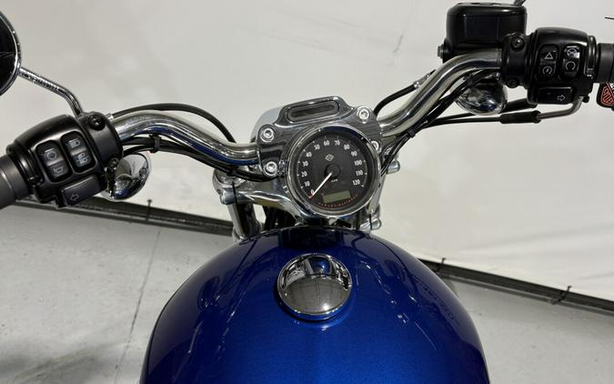 2017 Harley-Davidson® 1200 Custom Two-Tone Superior Blue/Billet Silver