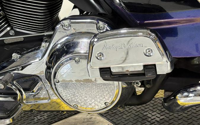 2010 Harley-Davidson® Electra Glide® Ultra Limited Two-Tone Vivid Black/Black Ice Pearl