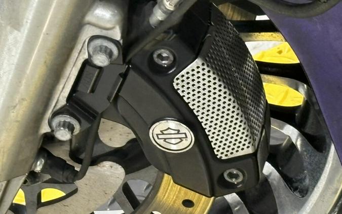 2010 Harley-Davidson® Electra Glide® Ultra Limited Two-Tone Vivid Black/Black Ice Pearl