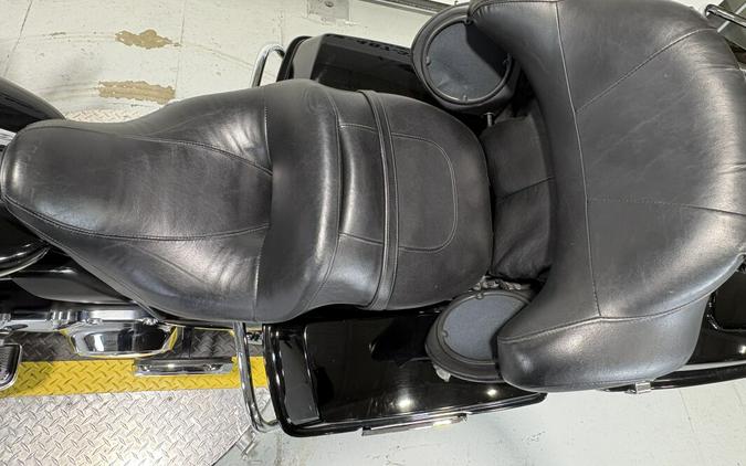 2010 Harley-Davidson® Electra Glide® Ultra Limited Two-Tone Vivid Black/Black Ice Pearl