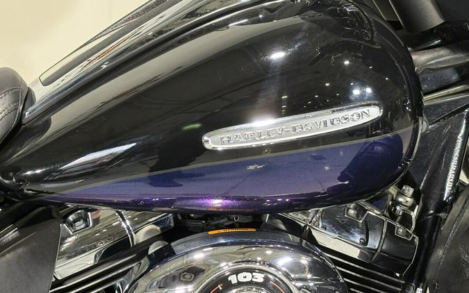 2010 Harley-Davidson® Electra Glide® Ultra Limited Two-Tone Vivid Black/Black Ice Pearl