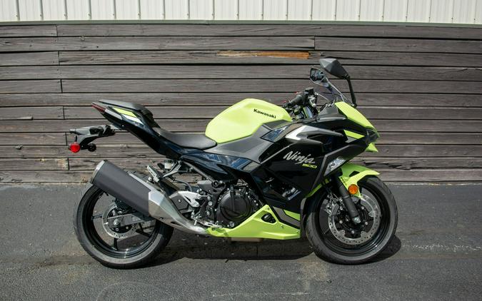 2026 Kawasaki Ninja® 500 ABS Metallic Yellowish Green/Ebony