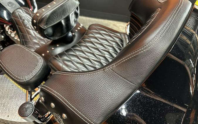2020 Indian Roadmaster Elite Thunder Black Vivid Crystal Over