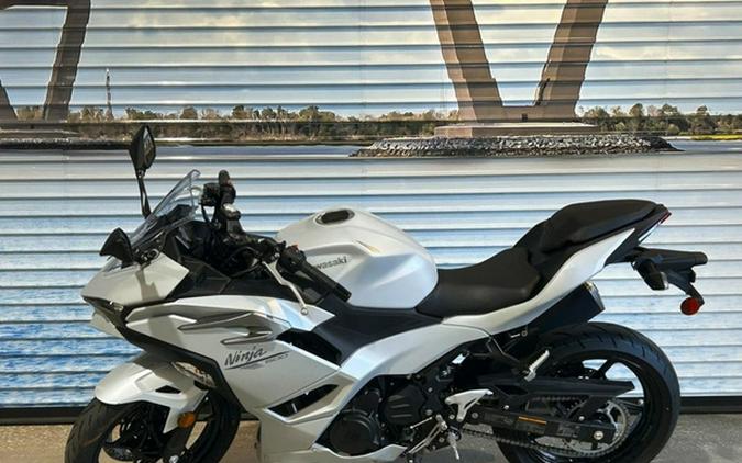 2025 Kawasaki Ninja 500 ABS Passion Red/Metallic Flat Spark Bla