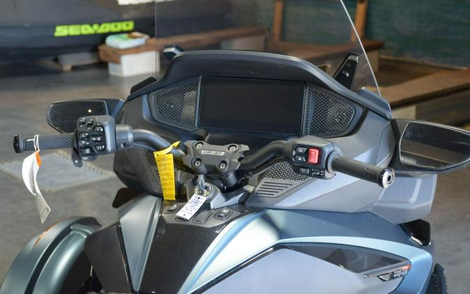 2025 Can-Am® Spyder RT Limited Dark Wheels