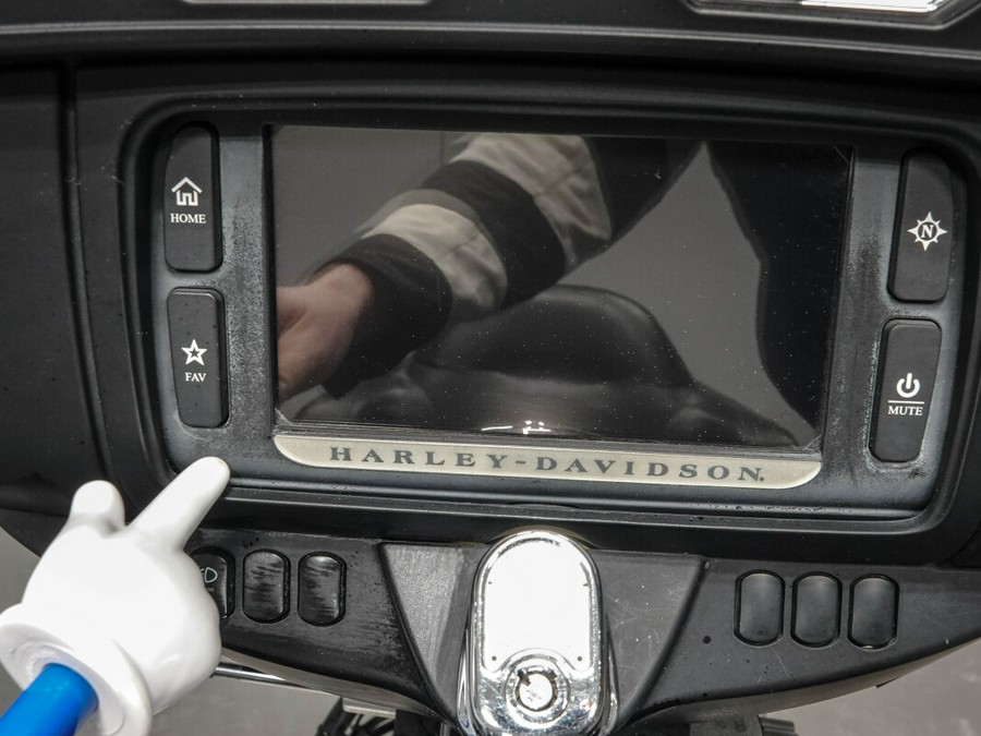 2014 HARLEY-DAVIDSON FLHTCUTG TRI GLIDE ULTRA in Blackened Cayenne