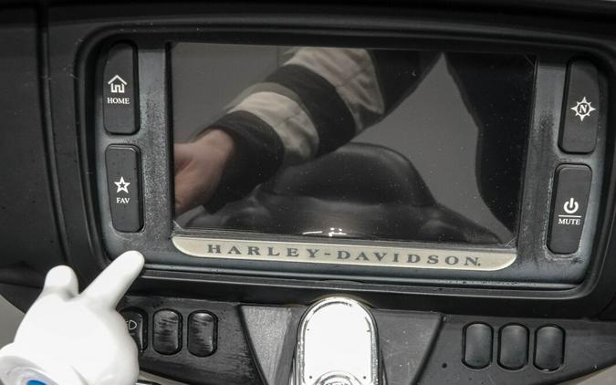 2014 HARLEY-DAVIDSON FLHTCUTG TRI GLIDE ULTRA in Blackened Cayenne