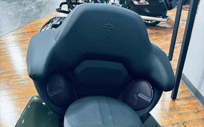 2026 Harley-Davidson® Street Glide Limited OLIV STL MTL/BLK W/ PINSTRI