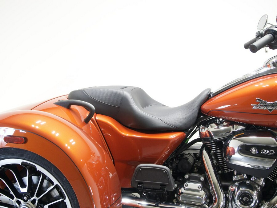2025 Harley-Davidson FLTRT Road Glide 3 in Whiskey Fire