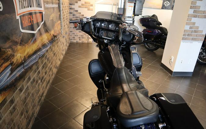 2016 CVO™ Street Glide® (FLHXSE)