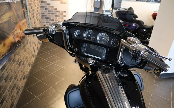 2016 CVO™ Street Glide® (FLHXSE)