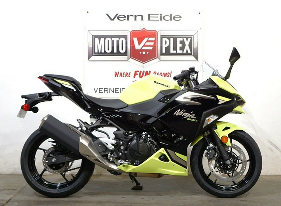 2026 Kawasaki Ninja 500 ABS Metallic Yellowish GreenEbony