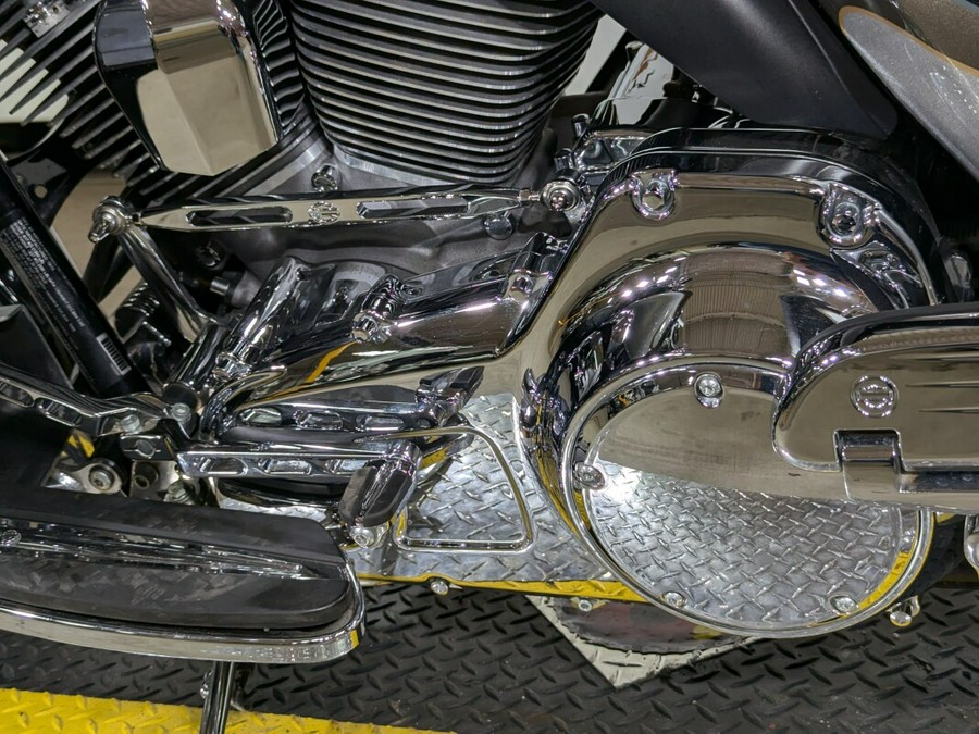 2013 Harley-Davidson CVO™ Ultra Classic® Electra Glide® Stardust Silver & Dark Slate & T