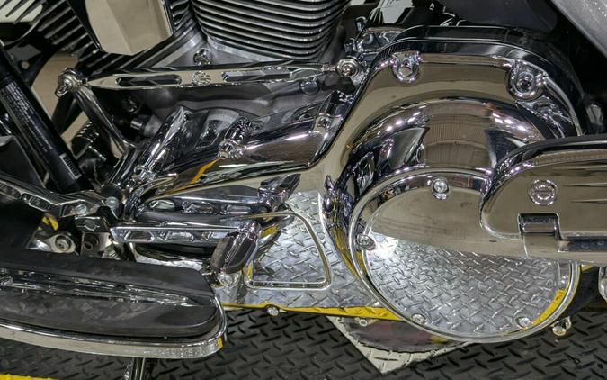 2013 Harley-Davidson CVO™ Ultra Classic® Electra Glide® Stardust Silver & Dark Slate & T