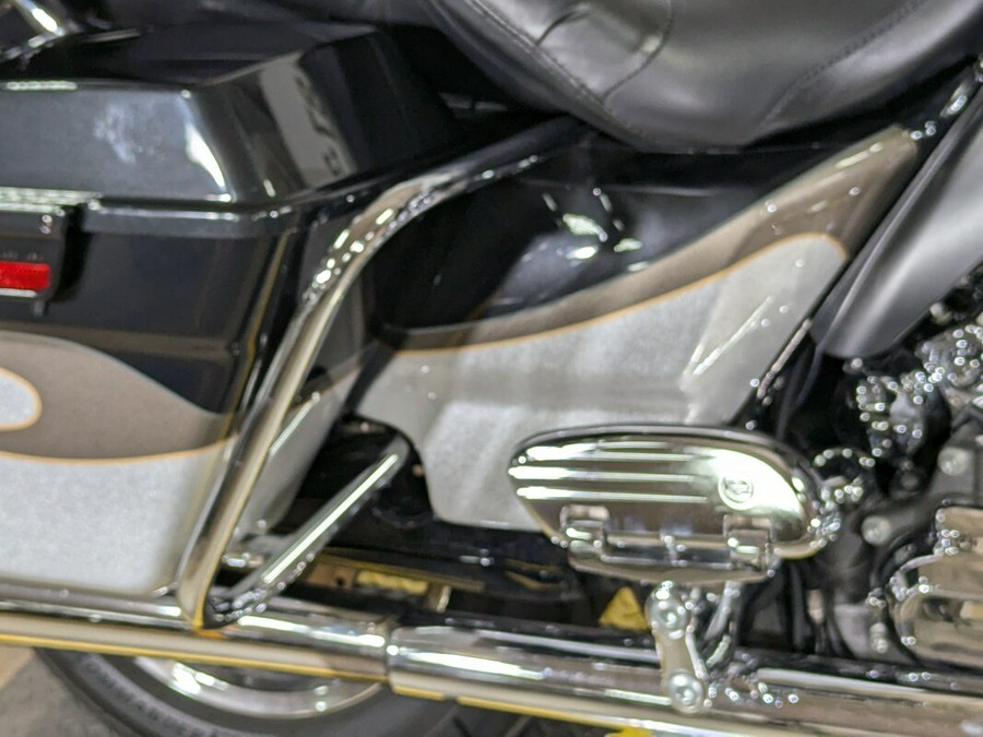 2013 Harley-Davidson CVO™ Ultra Classic® Electra Glide® Stardust Silver & Dark Slate & T