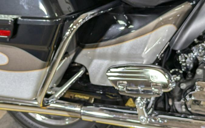 2013 Harley-Davidson CVO™ Ultra Classic® Electra Glide® Stardust Silver & Dark Slate & T