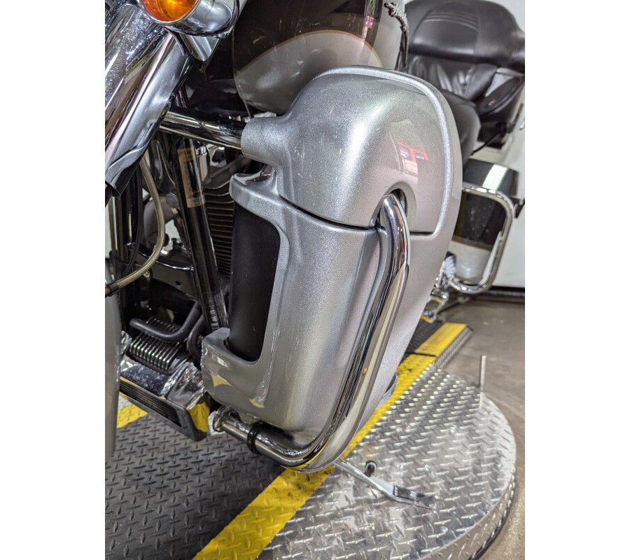 2013 Harley-Davidson CVO™ Ultra Classic® Electra Glide® Stardust Silver & Dark Slate & T