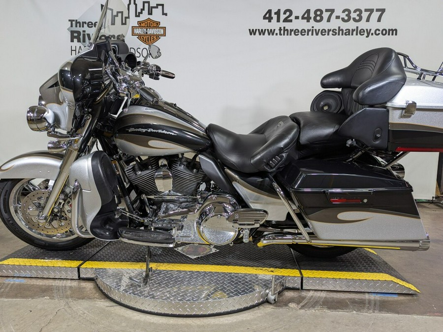 2013 Harley-Davidson CVO™ Ultra Classic® Electra Glide® Stardust Silver & Dark Slate & T